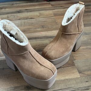New Ugg New Heights Platform Mini Tan Bootie Size 9.5 real fur from lamb